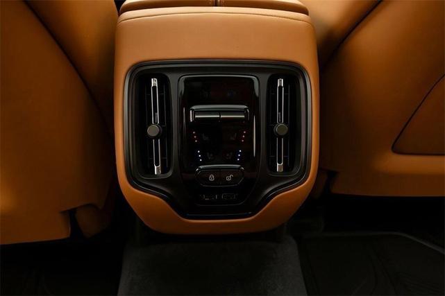 Photo of 2025 GREEN Aston Martin DBX