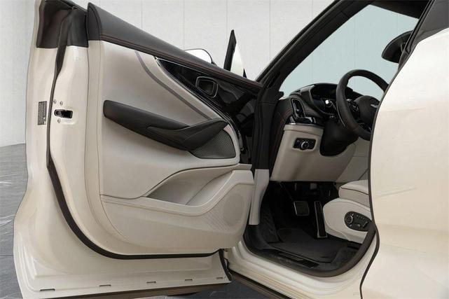 Photo of 2025 White Aston Martin DBX
