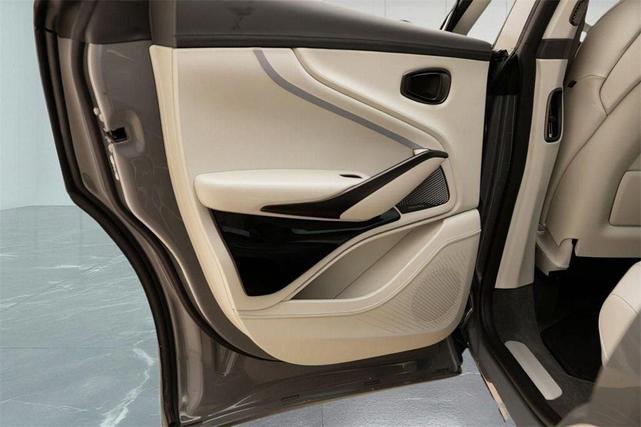 Photo of 2025 GREY Aston Martin DBX