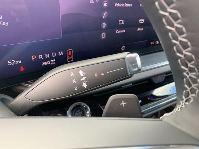 Photo of 2025 Iridescent White Tricoat Buick Envision