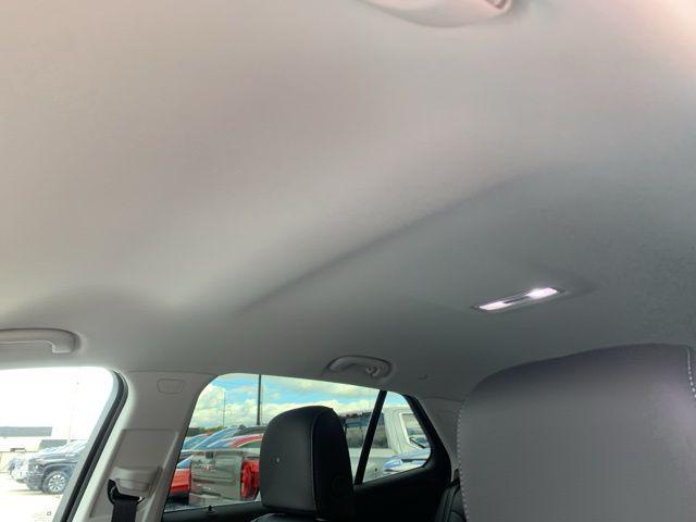 Photo of 2025 Iridescent White Tricoat Buick Envision