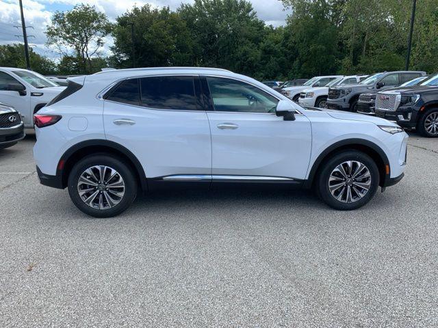 Photo of 2025 Iridescent White Tricoat Buick Envision