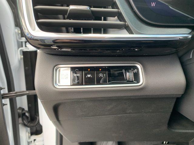 Photo of 2025 Iridescent White Tricoat Buick Envision