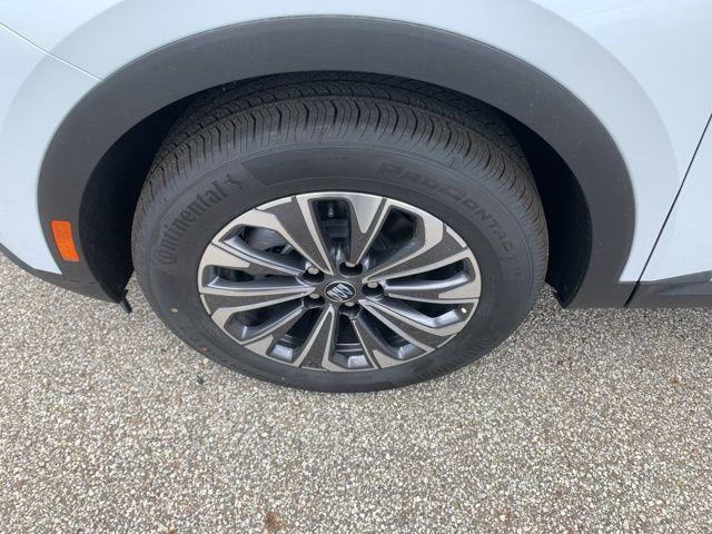 Photo of 2025 Iridescent White Tricoat Buick Envision
