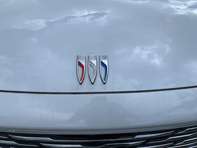 Photo of 2025 Iridescent White Tricoat Buick Envision