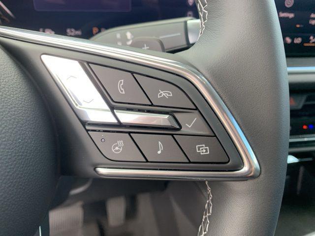 Photo of 2025 Iridescent White Tricoat Buick Envision