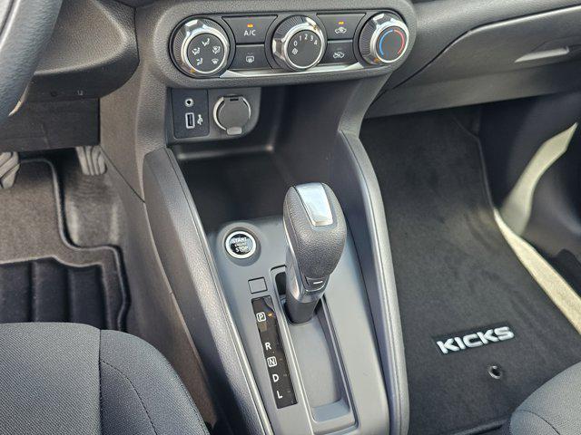 Photo of 2025 Gun Metallic Nissan Kicks