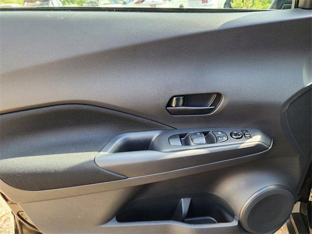 Photo of 2025 Super Black Nissan Kicks
