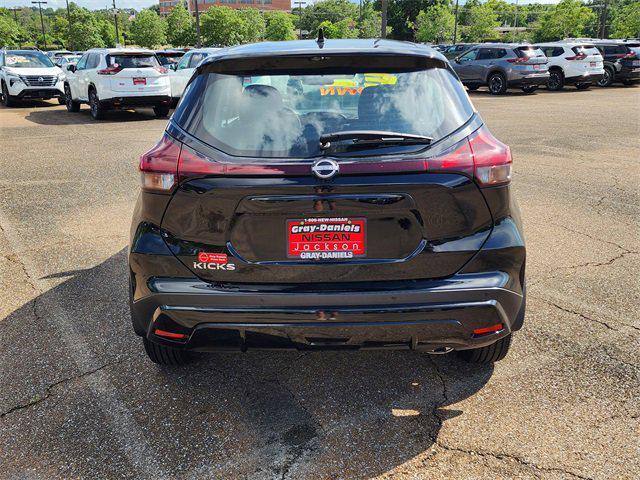 Photo of 2025 Super Black Nissan Kicks