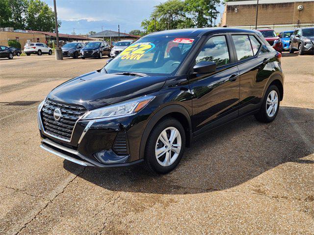 Photo of 2025 Super Black Nissan Kicks