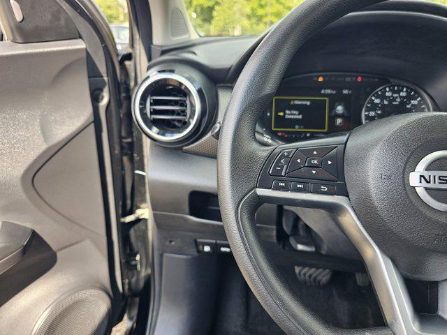Photo of 2021 Super Black Nissan Kicks