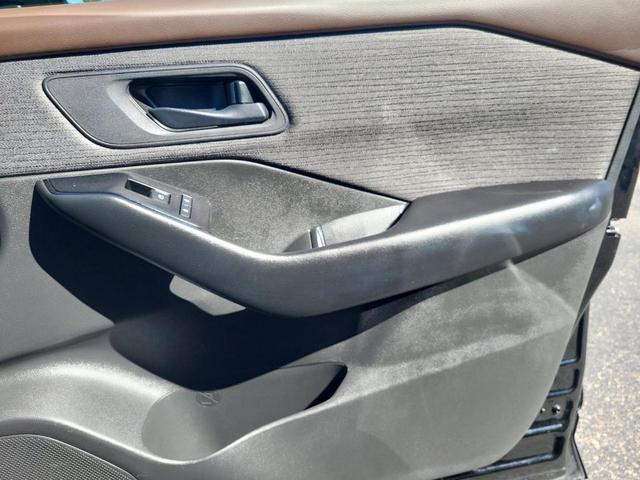 Photo of 2023 Black Nissan Rogue