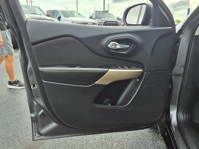 Photo of 2018 Granite Crystal Clearcoat Metallic Jeep Cherokee