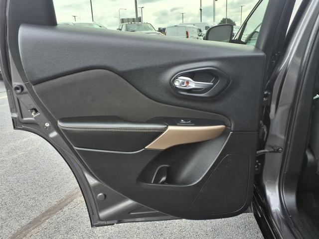 Photo of 2018 Granite Crystal Clearcoat Metallic Jeep Cherokee