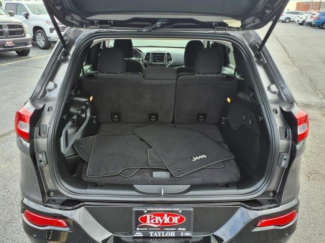 Photo of 2018 Granite Crystal Clearcoat Metallic Jeep Cherokee
