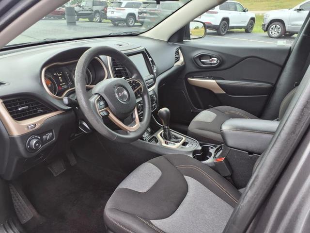 Photo of 2018 Granite Crystal Clearcoat Metallic Jeep Cherokee