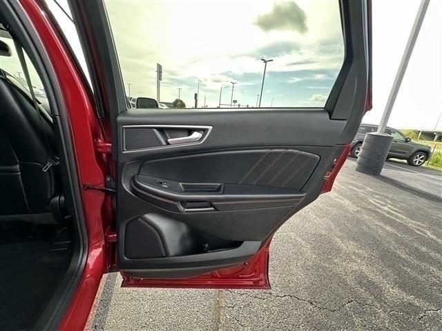 Photo of 2022 Rapid Red Metallic Tinted Clearcoat Ford Edge
