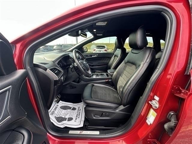 Photo of 2022 Rapid Red Metallic Tinted Clearcoat Ford Edge