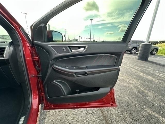 Photo of 2022 Rapid Red Metallic Tinted Clearcoat Ford Edge