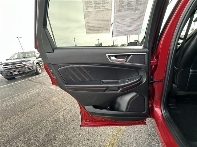 Photo of 2022 Rapid Red Metallic Tinted Clearcoat Ford Edge
