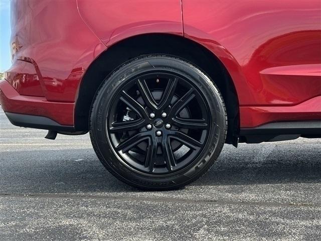 Photo of 2022 Rapid Red Metallic Tinted Clearcoat Ford Edge