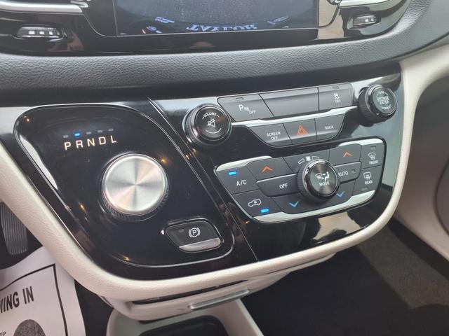 Photo of 2017 Brilliant Black Crystal Pearlcoat Chrysler Pacifica