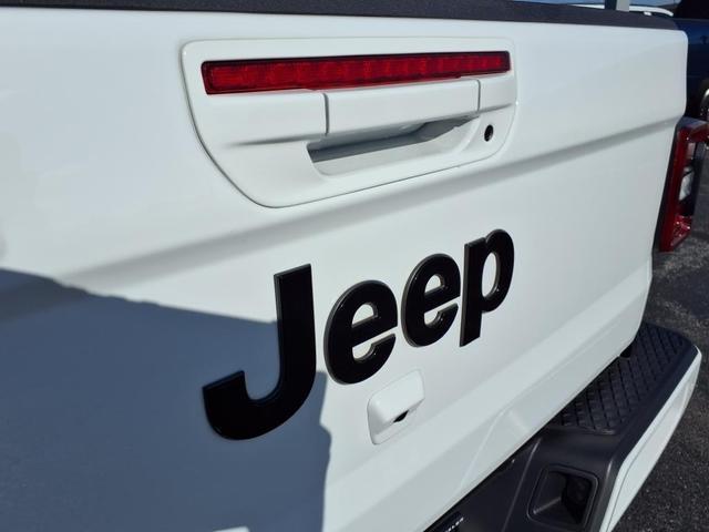 Photo of 2022 Bright White Clearcoat Jeep Gladiator