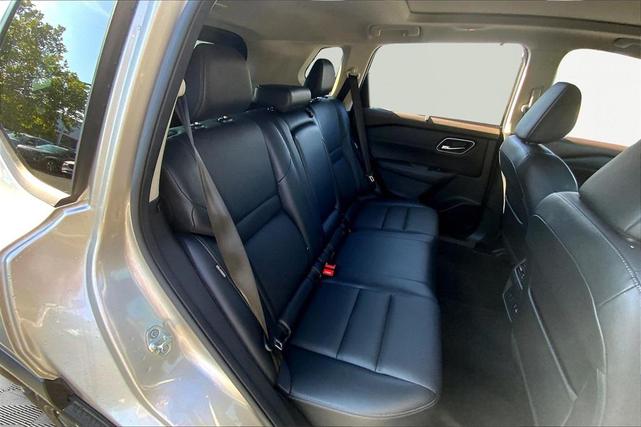 Photo of 2021 Champagne Silver Metallic/Super Black Nissan Rogue