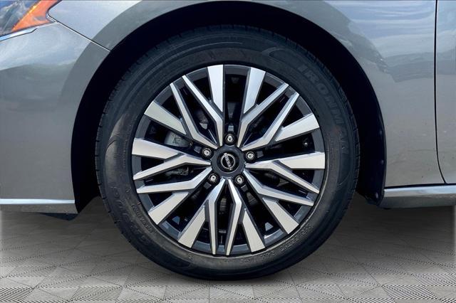 Photo of 2023 Gun Metallic Nissan Altima