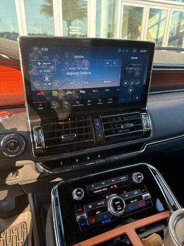 Photo of 2024 Infinite Black Metallic Clearcoat Lincoln Navigator