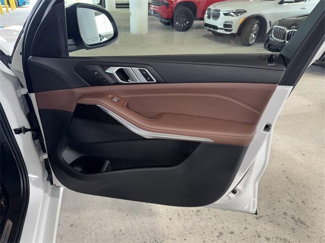 Photo of 2024 White Metallic BMW X7