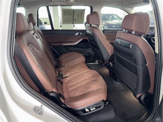 Photo of 2024 White Metallic BMW X7