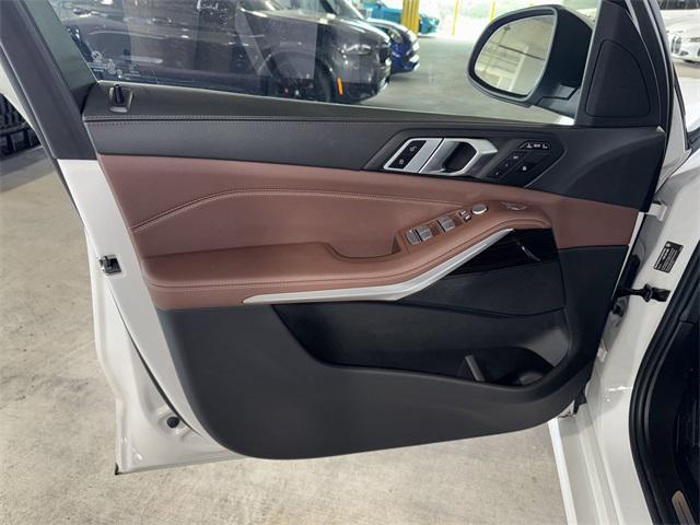 Photo of 2024 White Metallic BMW X7