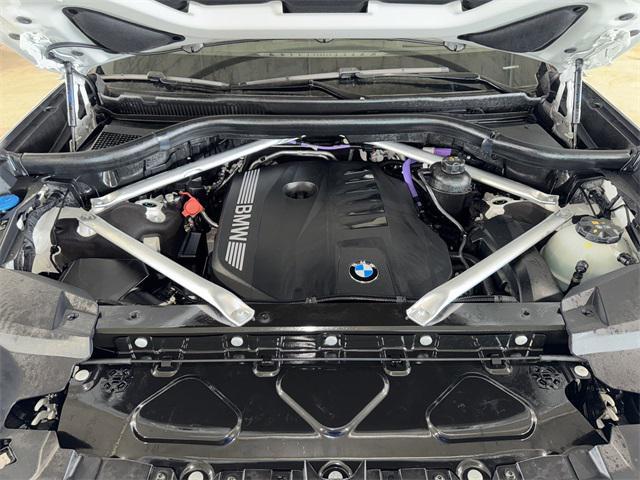 Photo of 2024 White Metallic BMW X7