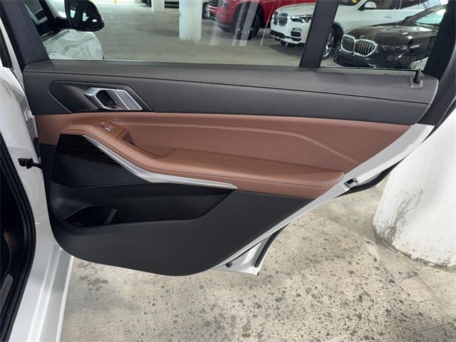 Photo of 2024 White Metallic BMW X7
