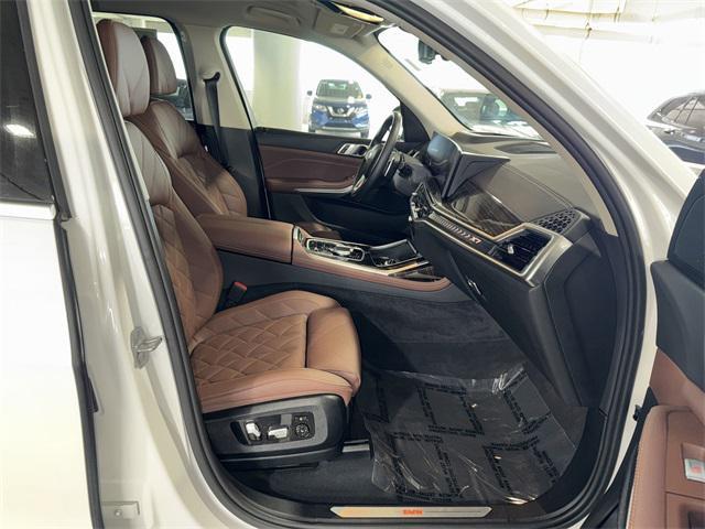 Photo of 2024 White Metallic BMW X7