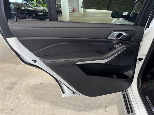 Photo of 2022 Alpine White BMW X7