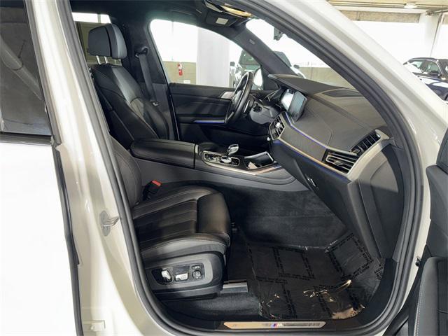 Photo of 2022 Alpine White BMW X7