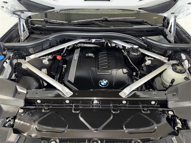 Photo of 2022 Alpine White BMW X7