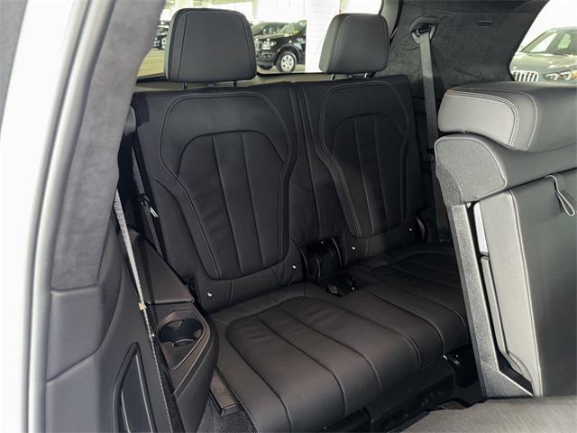 Photo of 2022 Alpine White BMW X7