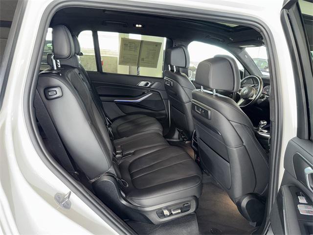 Photo of 2022 Alpine White BMW X7