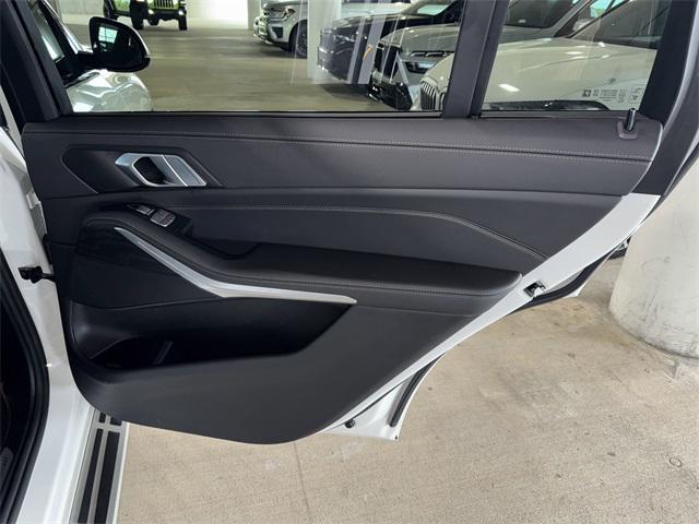 Photo of 2022 Alpine White BMW X7