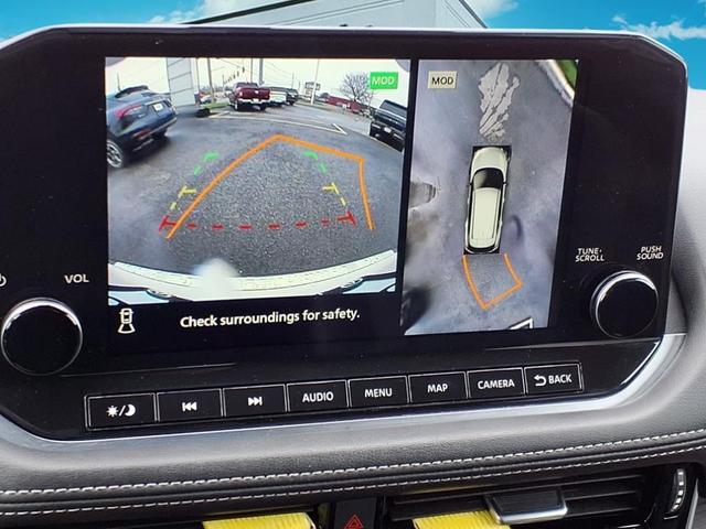 Photo of 2022 White / Black Nissan Rogue