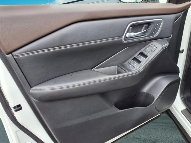 Photo of 2022 White / Black Nissan Rogue