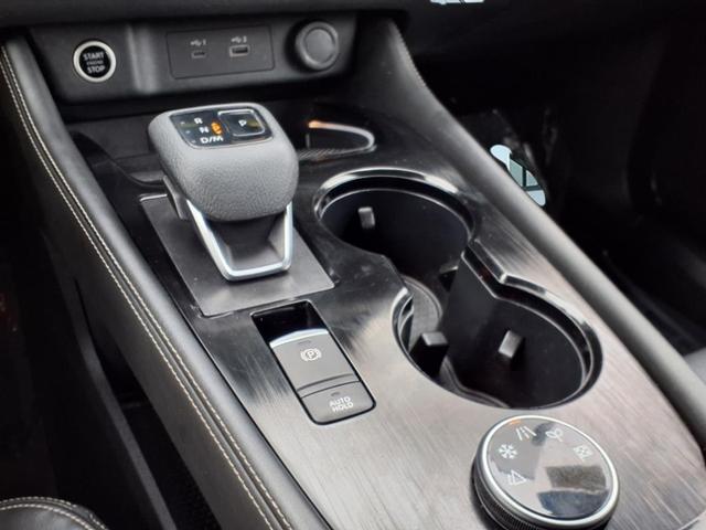 Photo of 2022 White / Black Nissan Rogue