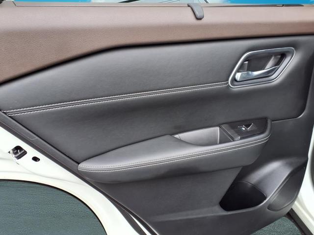 Photo of 2022 White / Black Nissan Rogue