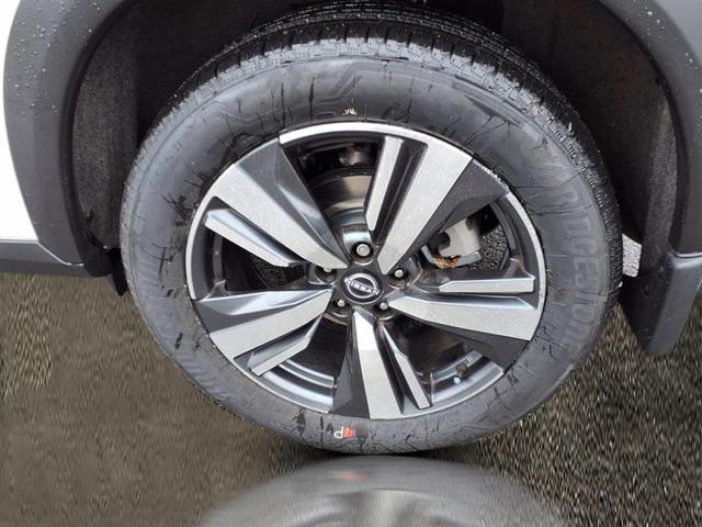 Photo of 2022 White / Black Nissan Rogue