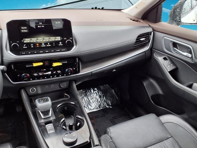 Photo of 2022 White / Black Nissan Rogue