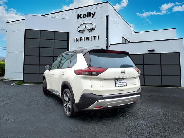 Photo of 2022 White / Black Nissan Rogue