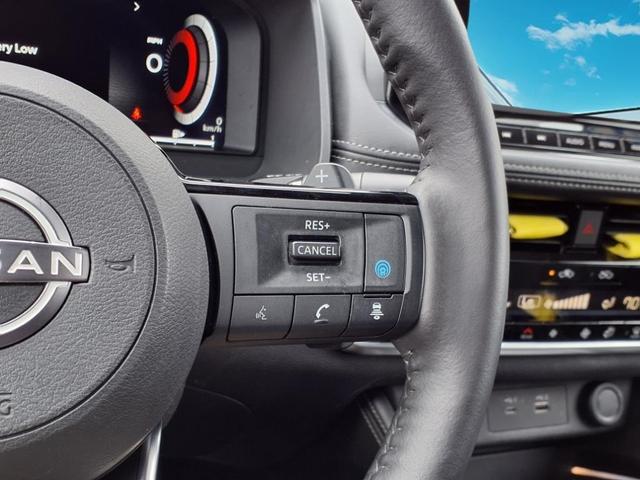Photo of 2022 White / Black Nissan Rogue